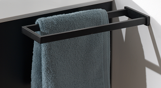 Zwarte handdoekhouder met blauwe handdoek, gemonteerd aan badkamermeubel – X²O Badkamers.